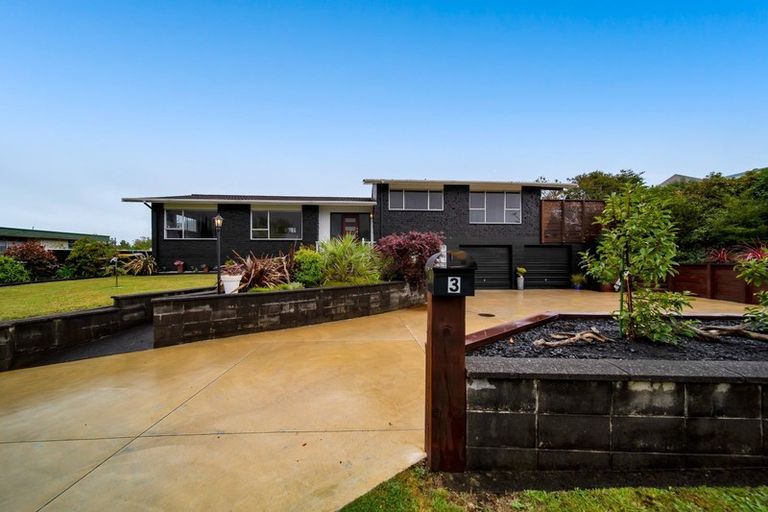 Photo of property in 3 La Salle Drive, Westown, New Plymouth, 4310