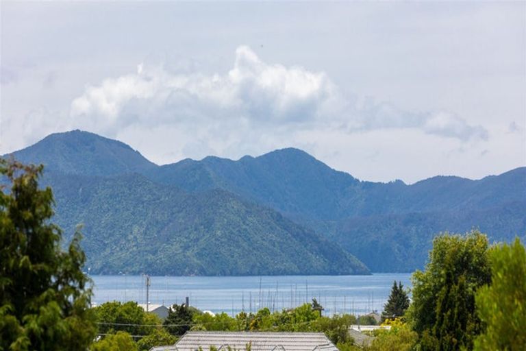 Photo of property in 8 Ranui Street, Waikawa, Picton, 7220