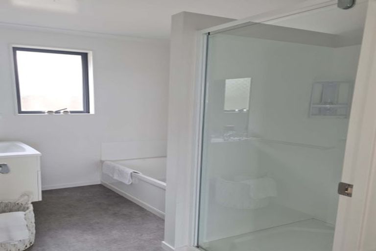 Photo of property in 54a Meadowood Drive, Unsworth Heights, Auckland, 0632