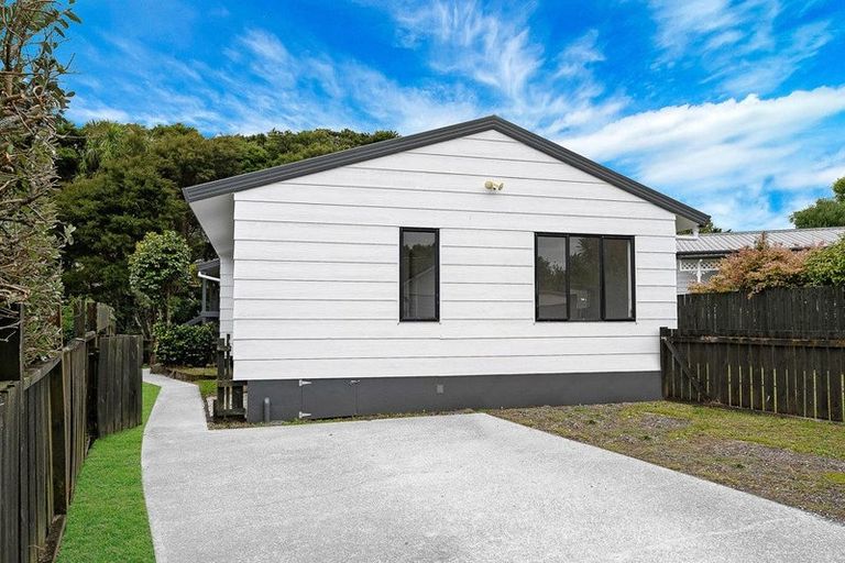 Photo of property in 77 Meadowvale Rise, Titirangi, Auckland, 0604