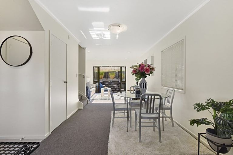 Photo of property in 14 Verdale Circle, Glen Eden, Auckland, 0602