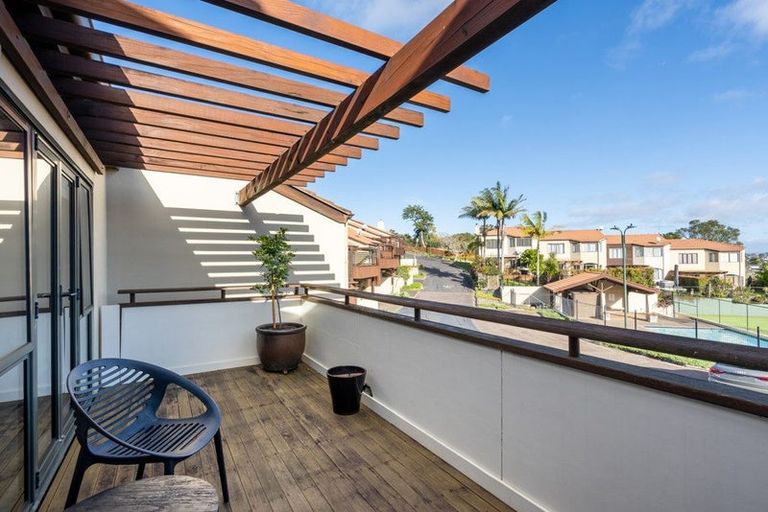 Photo of property in 10/8 Tobago Place, Sunnynook, Auckland, 0620