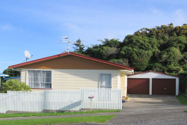 Photo of property in 5 Kaitangata Crescent, Kelson, Lower Hutt, 5010
