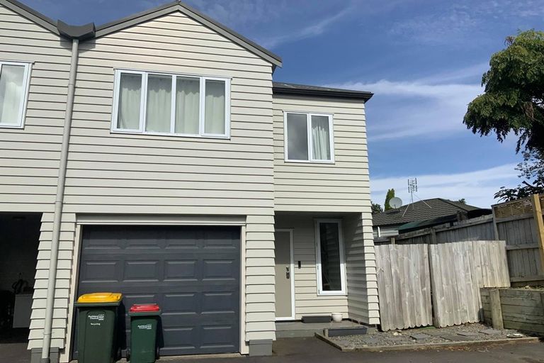 Photo of property in 11/30 John Jennings Drive, Oteha, Auckland, 0632