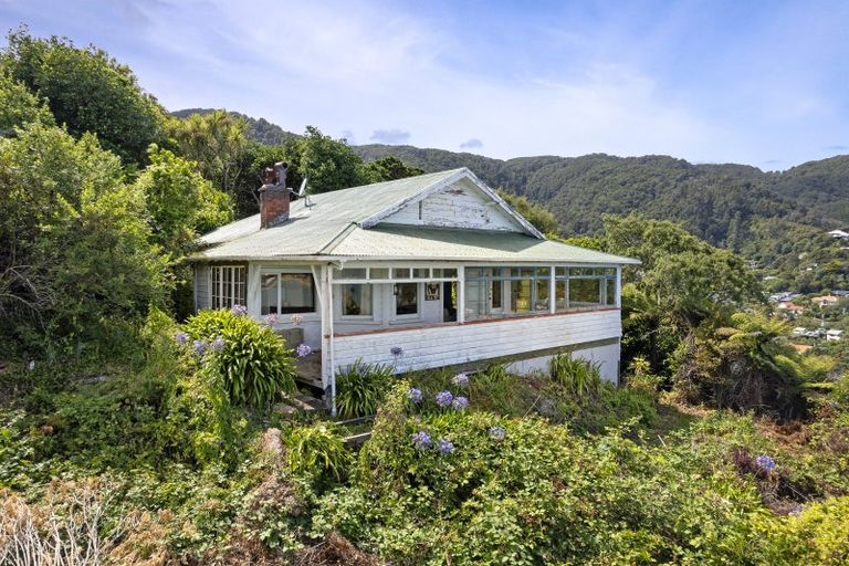 Photo of property in 35 Ferry Road, Days Bay, Lower Hutt, 5013