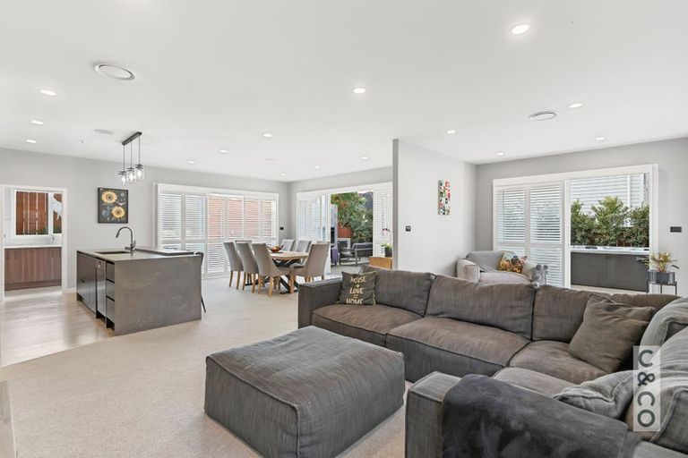 Photo of property in 37 Nobilo Road, Kumeu, 0810