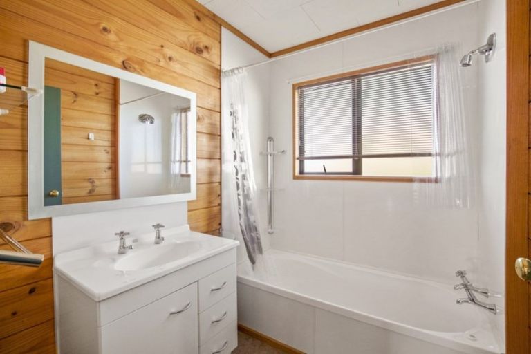 Photo of property in 71 Cedar Drive, Kelvin Heights, Queenstown, 9300