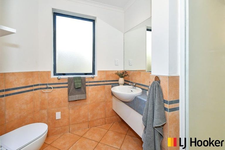 Photo of property in 8a Norman Close, The Gardens, Auckland, 2105