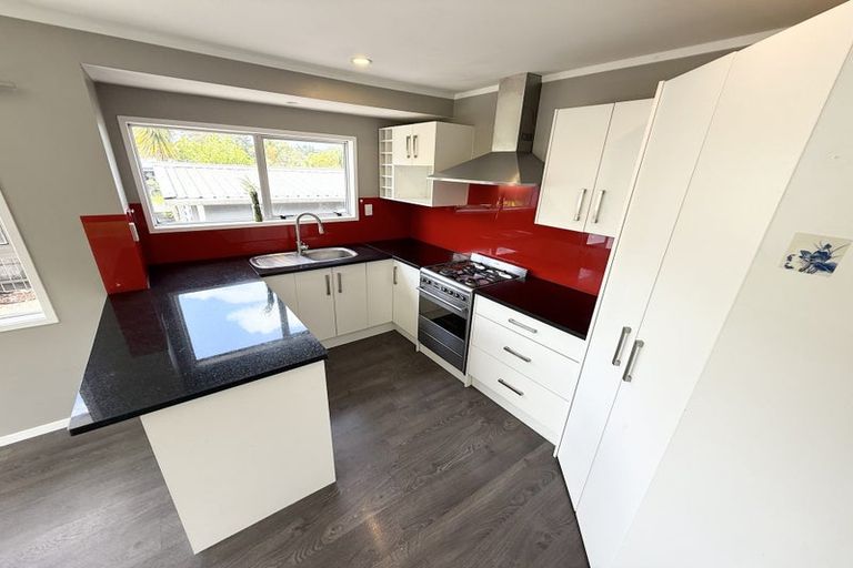 Photo of property in 9 Woodman Place, West Harbour, Auckland, 0618