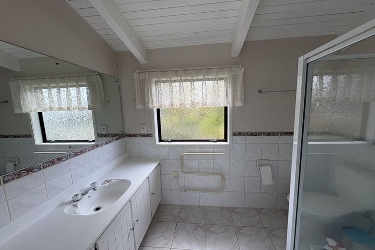 Photo of property in 2/851 Beach Road, Waiake, Auckland, 0630