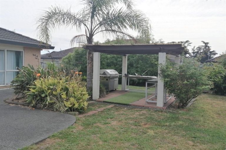 Photo of property in 12 Mellefont Close, East Tamaki Heights, Auckland, 2016