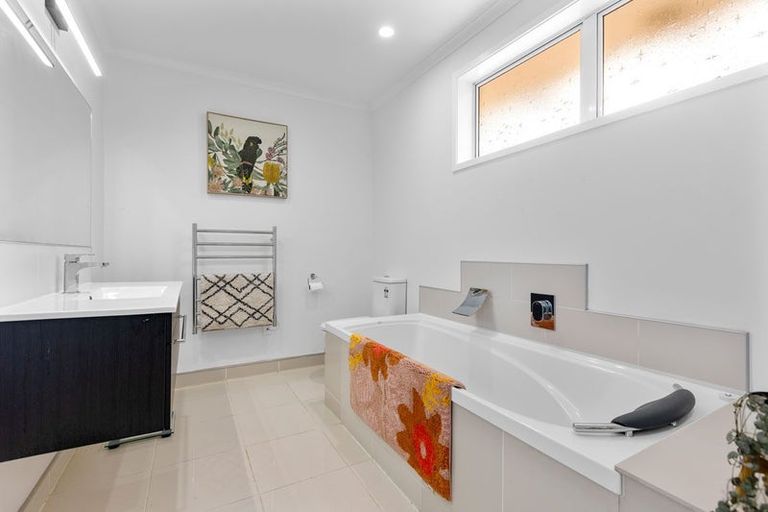 Photo of property in 7b Beach Road, Omata, New Plymouth, 4374