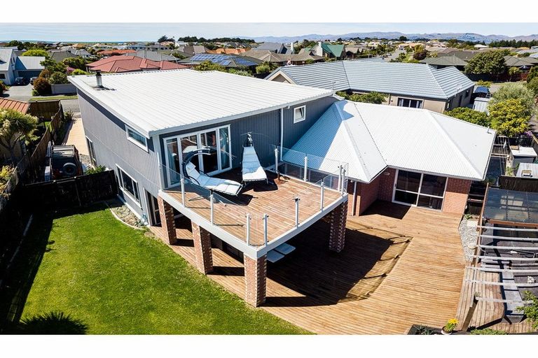 Photo of property in 49 Orlando Crescent, Waimairi Beach, Christchurch, 8083