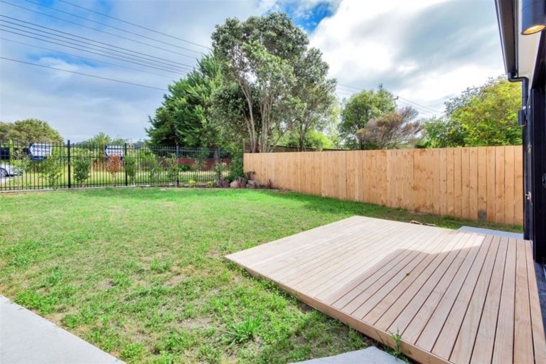 Photo of property in 5a Woodside Road, Massey, Auckland, 0614