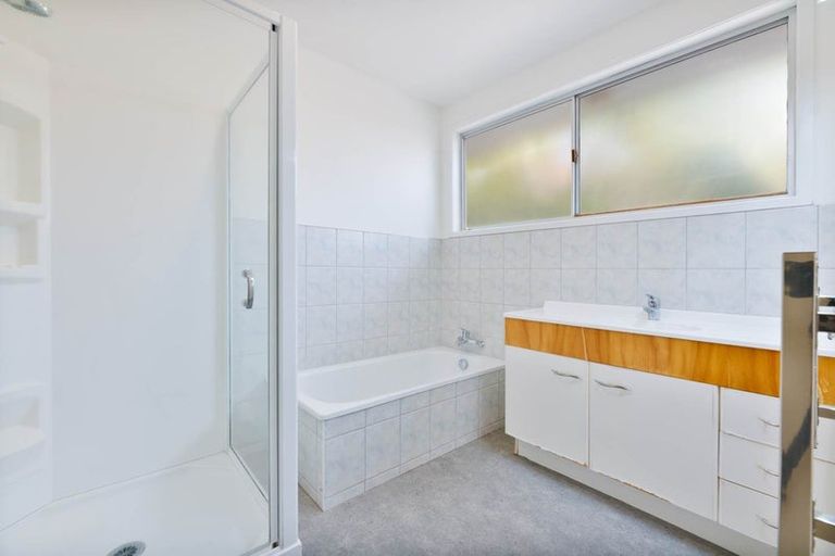 Photo of property in 28 Nor'east Drive, Northcross, Auckland, 0632