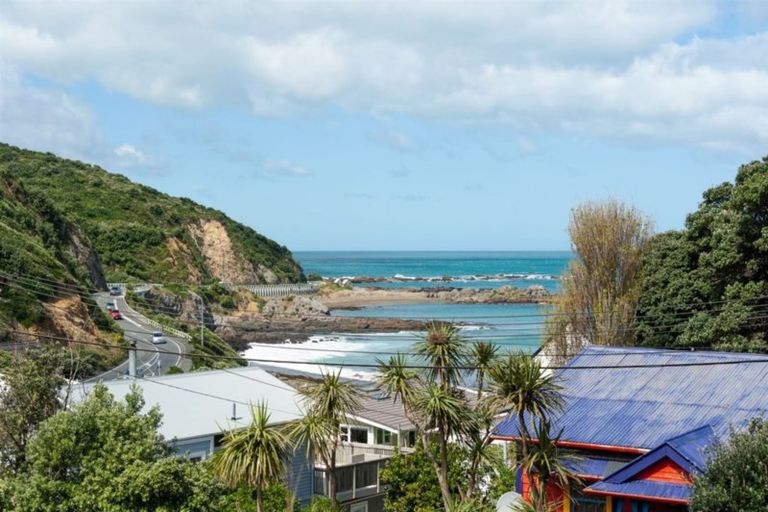 Photo of property in 16 Cave Road, Houghton Bay, Wellington, 6023