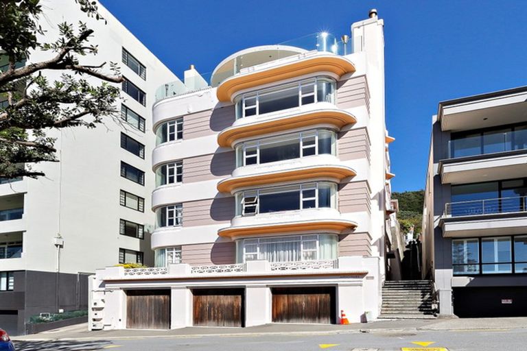 Photo of property in Anscombe Apartments, 212 Oriental Parade, Oriental Bay, Wellington, 6011