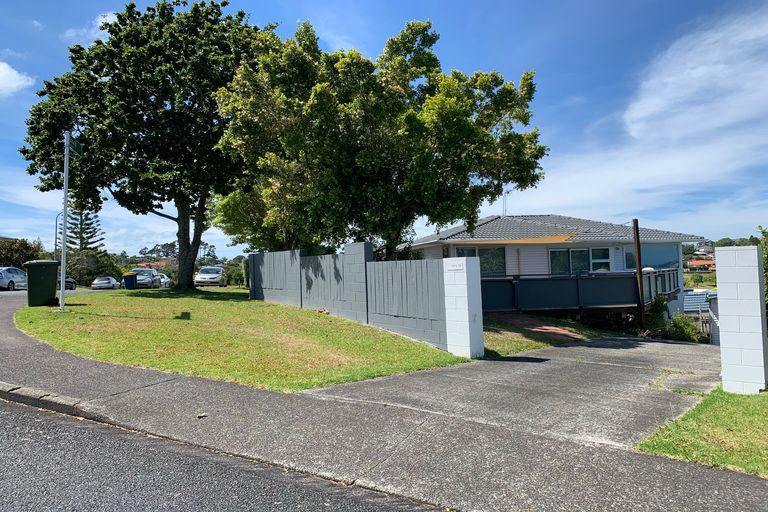 Photo of property in 1 Erica Road, Sunnynook, Auckland, 0620