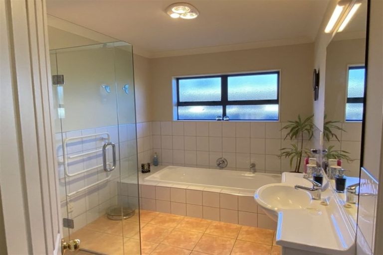 Photo of property in 2 Sunset Drive, Pukekohe, 2120