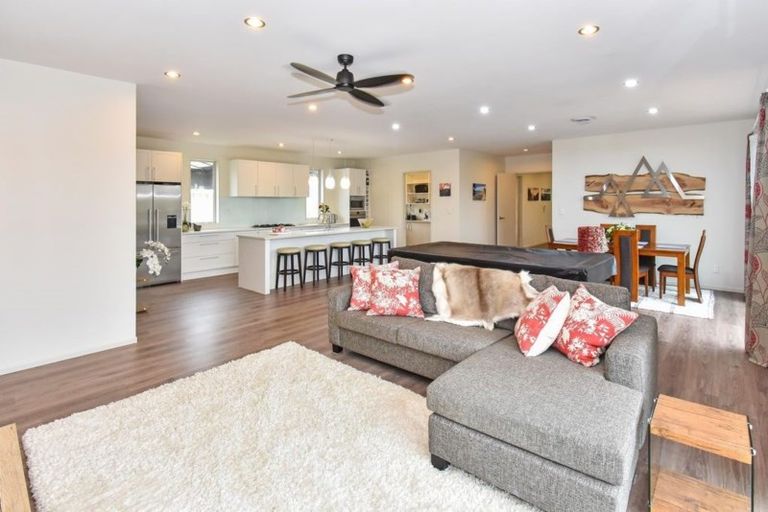 Photo of property in 22 Kilmacrennan Drive, Rosehill, Papakura, 2113