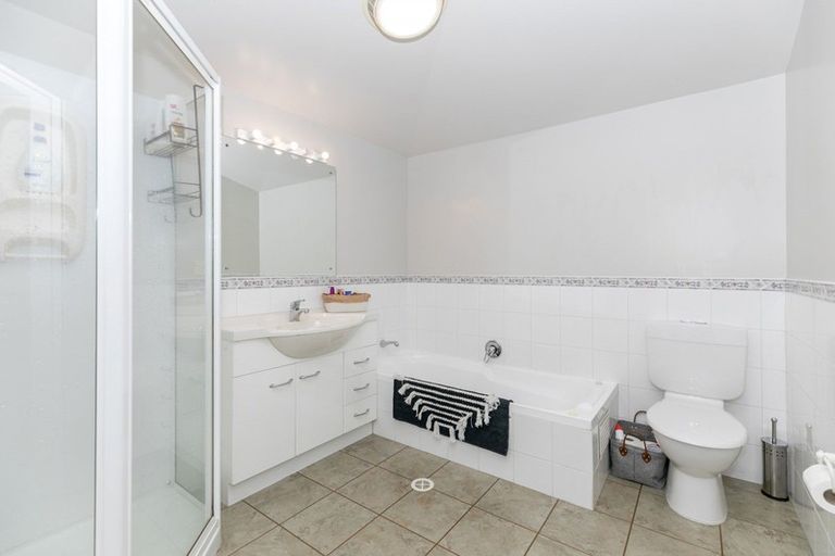 Photo of property in 2/20 Ruakiwi Road, Hamilton Lake, Hamilton, 3204