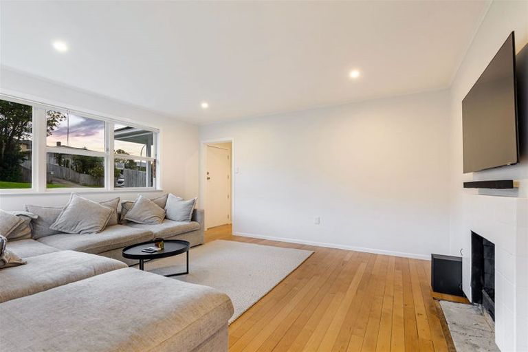 Photo of property in 24 Gill Avenue, Te Atatu Peninsula, Auckland, 0610