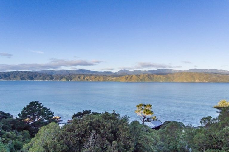 Photo of property in 58a Nevay Road, Karaka Bays, Wellington, 6022