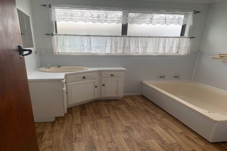 Photo of property in 20 Sullivan Avenue, Mangere Bridge, Auckland, 2022