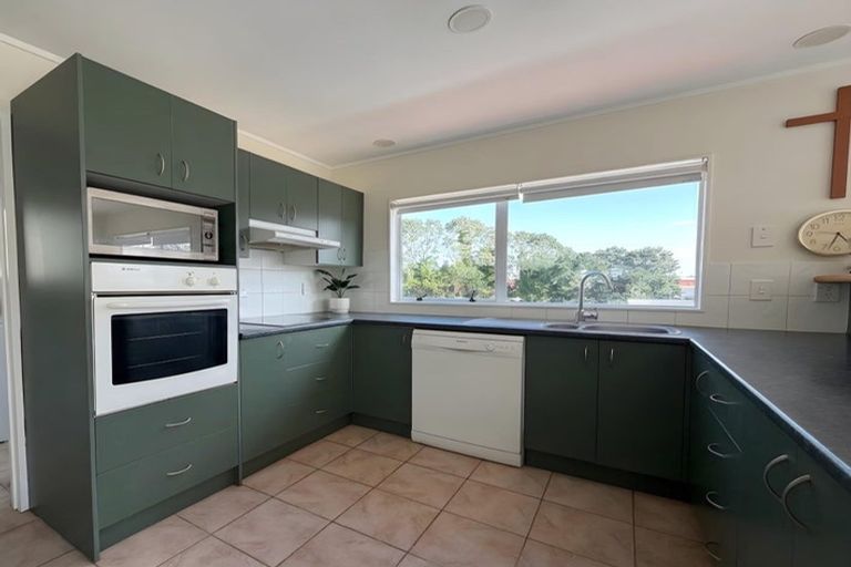 Photo of property in 11 Mira Place, Windsor Park, Auckland, 0632