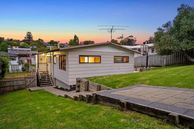 Photo of property in 17 Topliss Drive, Northcross, Auckland, 0632