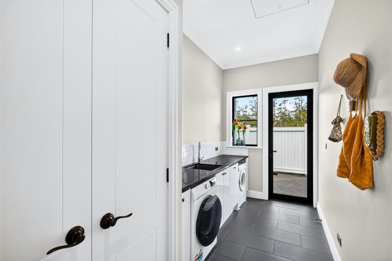 Photo of property in 80 Station Road, Kumeu, 0891
