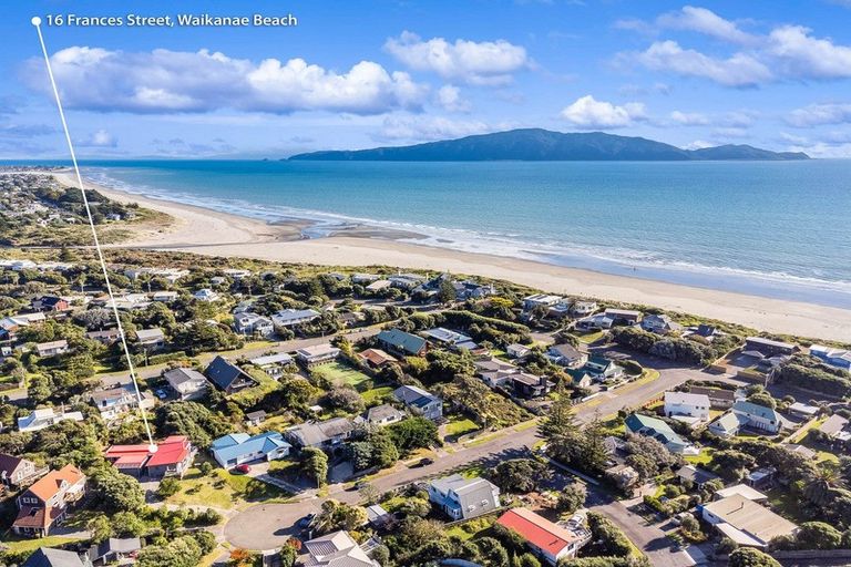Photo of property in 16 Frances Street, Waikanae Beach, Waikanae, 5036