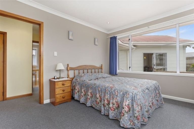 Photo of property in 10 Waione Avenue, Te Atatu Peninsula, Auckland, 0610