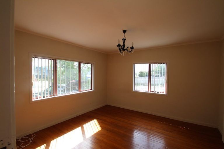 Photo of property in 28 Binsted Road, New Lynn, Auckland, 0600
