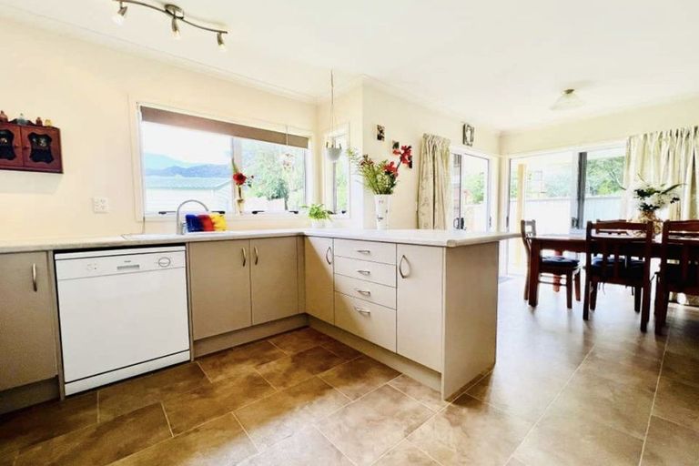 Photo of property in 90 Victoria Street, Coromandel, 3506