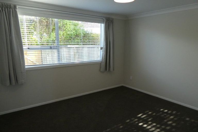 Photo of property in 20b Chetwode Grove, Newlands, Wellington, 6037