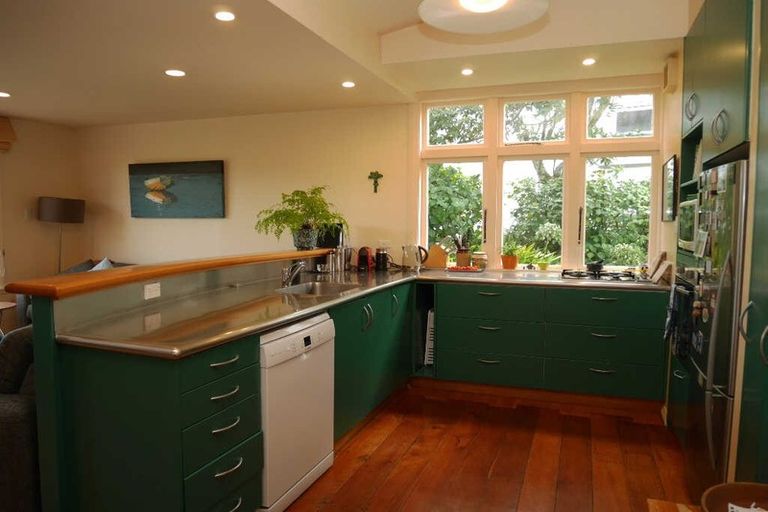 Photo of property in 152 Kelburn Parade, Kelburn, Wellington, 6012