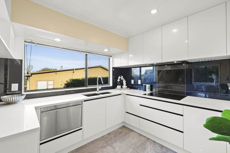 Photo of property in 2/20 Beach Road, Mellons Bay, Auckland, 2014