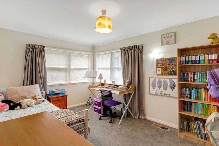 Photo of property in 46 Kiwi Crescent, Tawa, Wellington, 5028