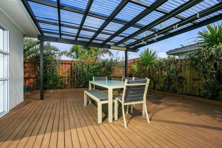 Photo of property in 2/1 Caribbean Drive, Unsworth Heights, Auckland, 0632