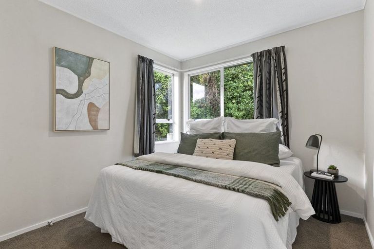 Photo of property in 12 Evesham Place, Newlands, Wellington, 6037