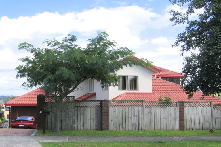 Photo of property in 1 Margaret Henry Crescent, Oteha, Auckland, 0632