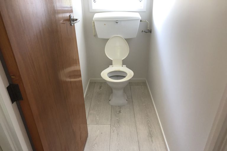 Photo of property in 3/2 Longbill Place, Glendene, Auckland, 0602