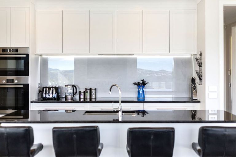 Photo of property in 7 Manapouri Lane, Aotea, Porirua, 5024