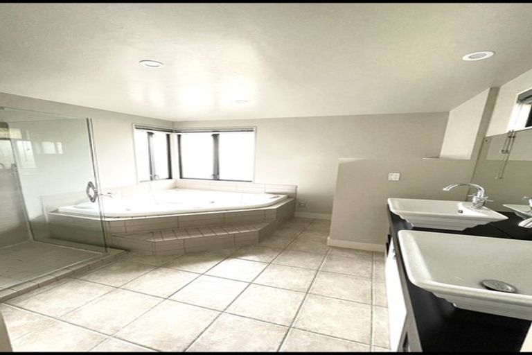 Photo of property in 10 Rangi Avenue, Schnapper Rock, Auckland, 0632