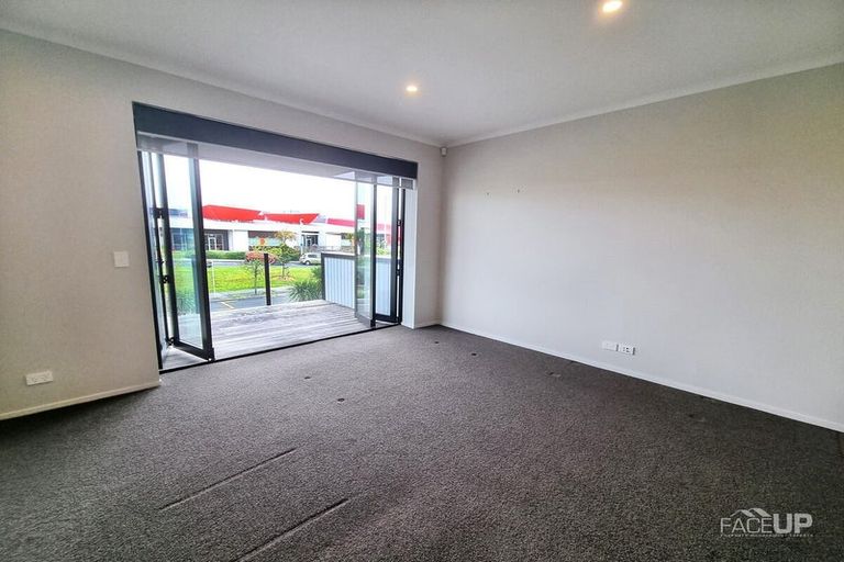 Photo of property in 4/17 Uku Lane, Hobsonville, Auckland, 0616