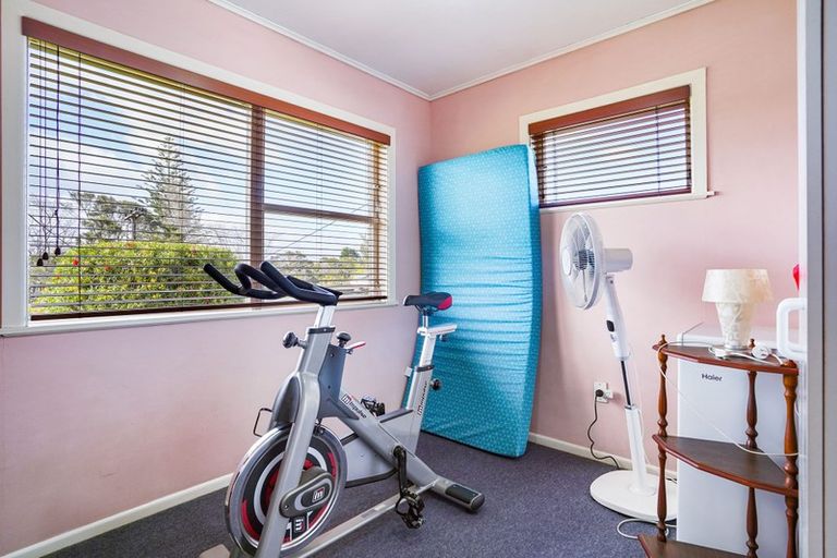 Photo of property in 43 Taupo Street, Green Bay, Auckland, 0604