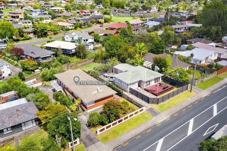 Photo of property in 102 Godley Road, Green Bay, Auckland, 0604