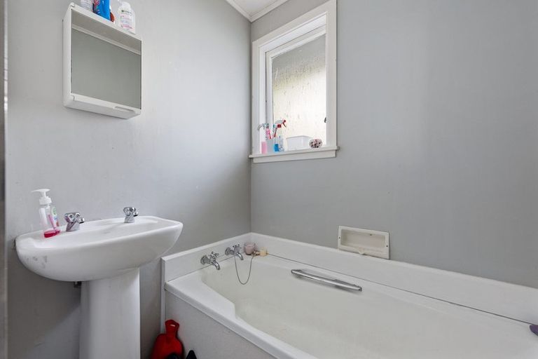 Photo of property in 32 Castle Crescent, Stokes Valley, Lower Hutt, 5019
