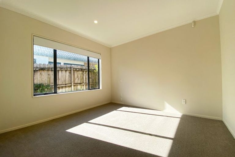 Photo of property in 1 Nephin Place, East Tamaki Heights, Auckland, 2016